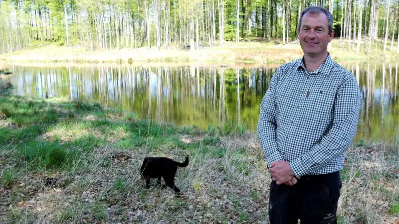 Denne sø, som er på ca. 3.000 m2, er etableret i Hesbjerg Skov i foråret 2018, fortæller skovfoged Hans Thekilde Nielsen, Skovdyrkerforeningen Øerne. Hanhunden, der er en god jagthund, er i øvrigt resultat af en »romance« mellem Hans Thekildes tidligere Labrador-hun og en han af ukendt race. Det er baggrunden for navnet »Basta«.