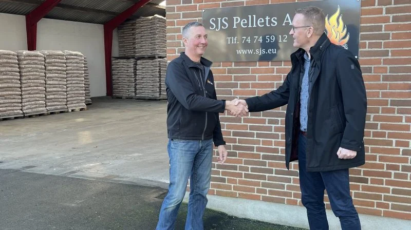 SJS Pellets A/S, har specialiseret sig i indkøb og handel med træpiller og strøelse til slutkunder i hele Danmark samt i Nordtyskland gennem 30 år. Firmaet fortsætter uændret med ejeren Henning Lorenzen (tv.) som direktør. Salgs- og logistikchef Carsten Jensen (th.) ser frem til en god vækst på markedet. Foto: Brdr. Ewers.
