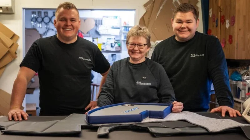 Jeppe, Karin og Mikkel Nielsen er klar til endnu engang at præsentere deres produkter på Agro Nord. Foto: JKN Kabineudstyr