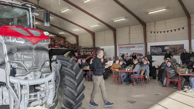 Morten Damsgaard fra AgriTech Media stod for præsentationen af den nye Massey Ferguson 9S.425 traktor for de indbudte Heden-kunder. Fotos: Erik Hansen