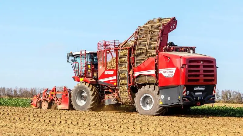 Grimme udvider programmet af roeoptagere med to nye modeller, og det er Rexor 6200 og 6300 Platinum med henholdsvis 20 og 30 tons tankkapacitet. På billedet er det 6200-modellen.
