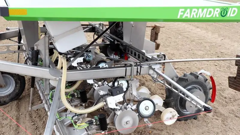 Farmdroid er godkendt til at køre uden opsyn, da den er forsynet med en rød føletråd hele vejen rundt, der stopper robotten, hvis den rammer noget.