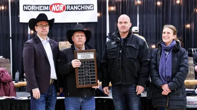 Henrik og Kari Andersen, Moeskær Pollede Hereford, har modtaget en pris under The Canadian Western Agribition 2024. Her ses de sammen med den tidligere præsident for showet, Chris Lees og Michael Latimer, som er formand for, hvad der svarer til Hereford-foreningen, i Canada. Pressefoto