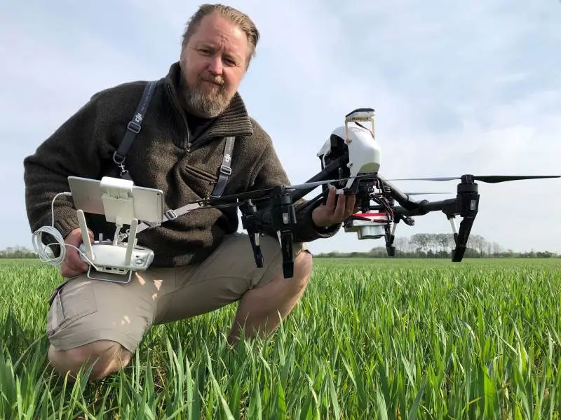 Per Valentin Lund fra Dansk Planteinspektion tager nu firmaets service skridtet videre, så kunderne har mulighed for at gemme og bearbejde de kort, Dansk Planteinspektions dronepiloter leverer. Foto: Dansk Planteinspektion