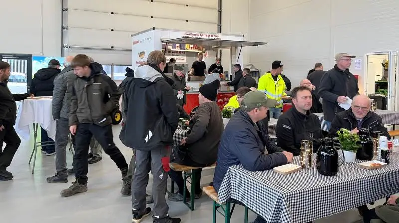 Semler Agro benyttede Åben Maskinvej til at vise sit nye, sjællandske hovedkvarter frem, og her blev over 4.000 pølser langet over disken i løbet af de to dage. Foto: Jesper Hallgren