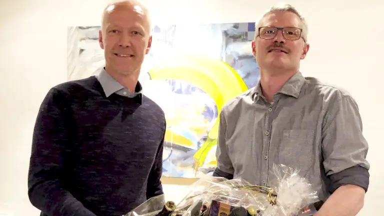 Den nye formand for Nordjysk Agro Center A/S, Henrik Dalgaard (tv), takker den afgående formand Oluf Bøgh for hans store indsats igennem næsten 10 år.