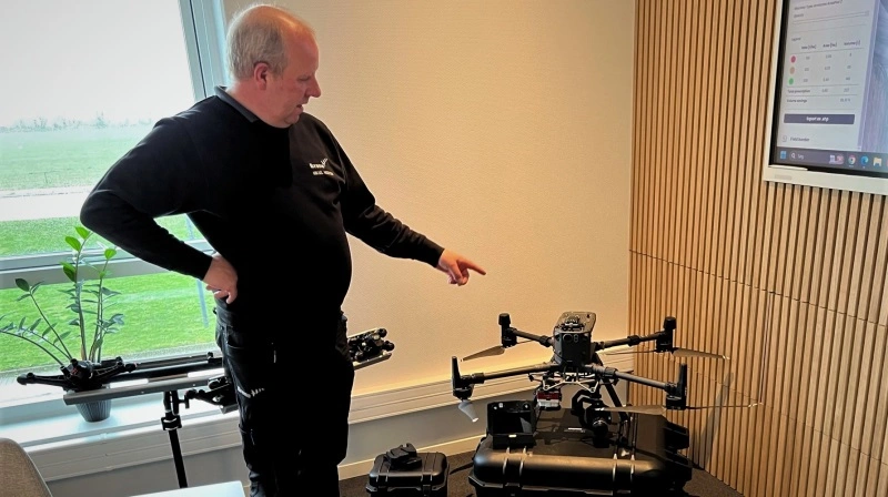 Hidtil har det krævet store og relativt dyre droner at levere data af tilstrækkelig kvalitet til CultiWise, som den Mikael Andersen fra importøren Brøns Group viser frem her. Men fremover kan man komme billigere i gang. Arkivfoto: Kasper Stougård