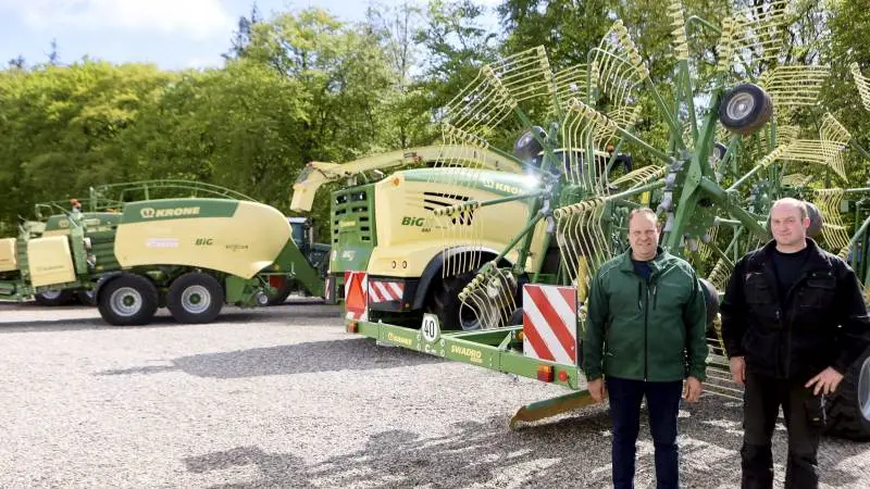Maskinstationsejer Jakob Andersen (tv) og Michael Larsen, Roerslev Smedie og Maskinforretning, foran rækken af nyt Krone-grej foran maskinstationen i Brenderup.