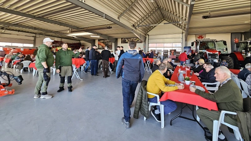 Der var god stemning blandt de fremmødte gæster til åbent hus-arrangementet i Helsinge Maskinforretning. Foto: Jørn Chr. Jervelund