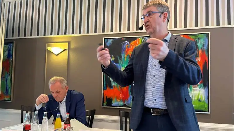 - Der er forståeligt, at der er skepsis og bekymring hos mange, men jeg må også sige, at vi skal være lettede over det resultat, der kom ud af trepartsforhandlingerne, påpegede formand Lars Jonsson (th) på generalforsamlingen, hvor direktør Niels Peter Ravnsborg (tv) kunne præsentere et tilfredsstillende regnskab. Foto: Jesper Hallgren