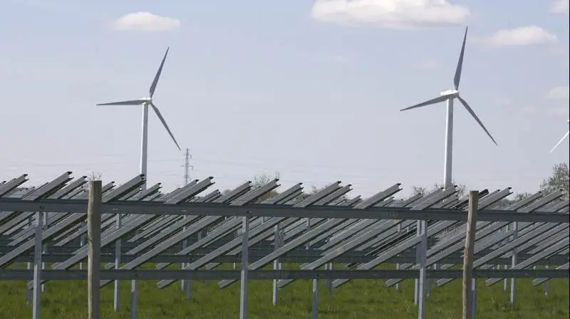 Lolland Kommune er én af de kommuner i Danmark, der producerer mest vedvarende energi fra solceller og landvind. Indenfor kommunegrænsen produceres der hvert år grøn strøm svarende til mere end fire gange kommunens samlede elforbrug. Foto: Erik Hansen