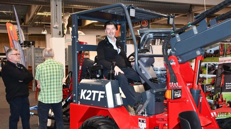 Niels Hareskov Jensen, ejer af ONJ Traktor, i en af de minilæssere, han vil anbefaler til staldarbejdet. Fotos: Camilla Bønløkke