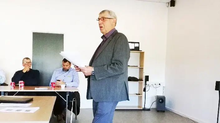 Karl Johan Thomasen fortalte ved generalforsamlingen, at halm kan anvendes til meget andet end brændsel. Fotos: Majbrit Jepsen