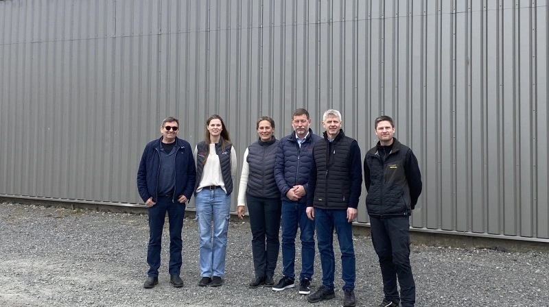 Fra venstre ses salgschef Bjarne Obel, værkfører Maria Claumarch, begge fra Sivertsen, direktør Toni Øbakke, salgschef Michael Hansen, Øbakke, Carsten Kofoed og Michael Sørensen fra Maskincenter Bornholm. Pressefoto