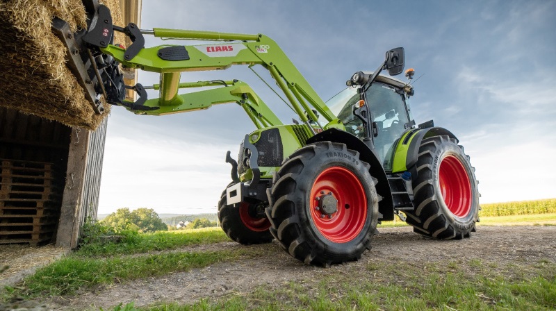 Nye Vredestein-dæk til Claas-traktorer. Vredestein Traxion-dæk tilbydes nu i 14 nye størrelser til Claas Arion 500- og 600-serierne. Dækkene bruges både i marken og på vej. Pressefoto