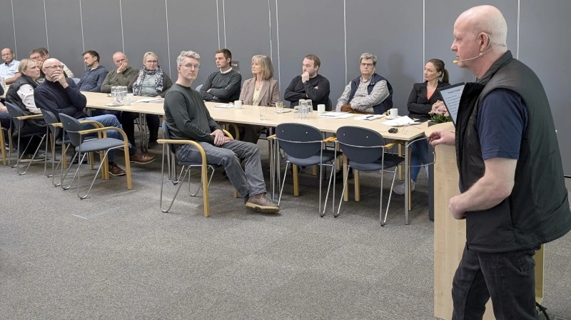 Kvægrådgiver John Jensen forudså ved det fynske møde i KvægrådgivningDanmark, at dækningsbidraget pr. ko inden sommerferien vil være tæt på 30.000 kroner i gennemsnit. Fotos: Erik Hansen
