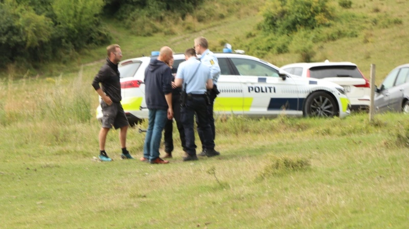Kent Nielsen er en af i alt otte personer, som Østjyllands Politi har sigtet for at fodre dyr ulovligt i området, hvor Naturhistorisk Museum Aarhus driver rewilding-projektet Rewilding Mols. Billedet her stammer fra en anden politiaktion på stedet. Foto: Øxenholt Foto