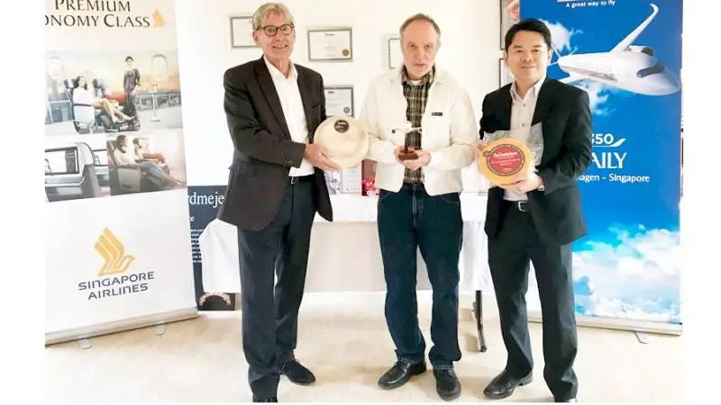Det nye samarbejde mellem Sønderhaven Gårdmejeri og Singapore Airlines (SIA) blev tirsdag markeret ved et arrangement på det nordjyske mejeri. Fra venstre ses Allan Hoffery, sales and communications manager hos SIA i Norden, Preben Ørum, ejer af Sønderhaven, og Erwin Widjaja, General Manager for SIA i Norden. Foto: Singapore Airlines Nordics