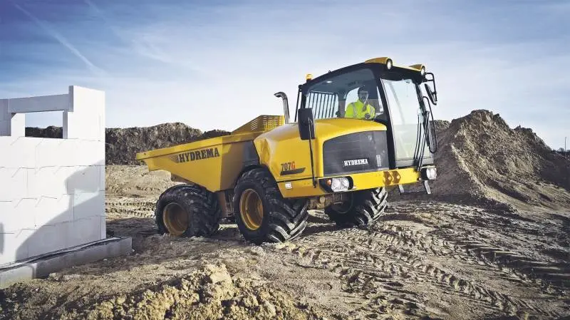 I virkeligheden er den nye Hydrema-dumper slet ikke en site-dumper, men en professionel, knækstyret dumper, der blot er skaleret ned.