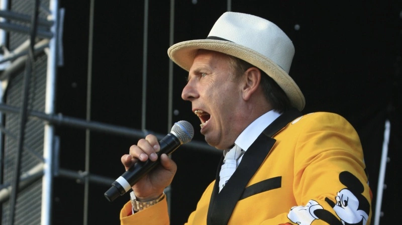 Jacob Haugaard er stadig aktiv som konfrencier ved blandt andet Grøn Koncert, hvor billedet her stammer fra. I næste måned dukker han op på Danmarks Ferguson Museum. Foto: Simon Wedege Petersen via Wikimedia Commons Attribution 3.0