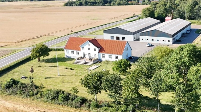 Stuehuset og de to haller udgør i dag rammen for det moderne landbrug Vallensgård. Stuehuset i forgrunden blev moderniseret i 2019. Fotos: Fra salgsopstillingen via Landbrugsmæglerne.dk