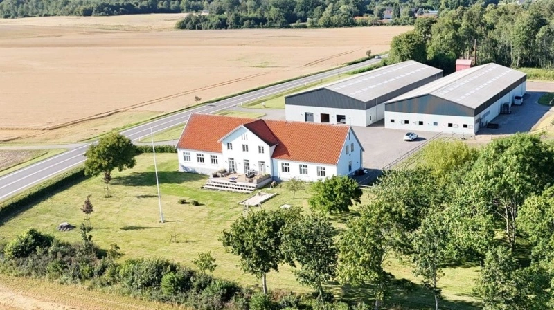 Stuehuset og de to haller udgør i dag rammen for det moderne landbrug Vallensgård. Stuehuset i forgrunden blev moderniseret i 2019. Fotos: Fra salgsopstillingen via Landbrugsmæglerne.dk