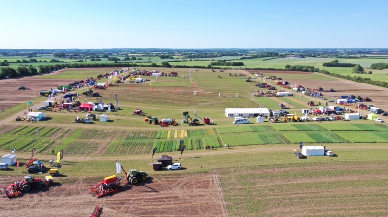 Dronefotoet viser markområdet ved Gelballevej, hvor Dansk Markdemo 2025 afholdes den 25. og 26. juni. Mange udstillere har allerede bekræftet deres deltagelse, og flere tilføjes løbende. Arrangementet byder på teknisk fokuseret indhold med sådemoer og dialog i øjenhøjde - direkte i marken. Foto: Per Jørgensen