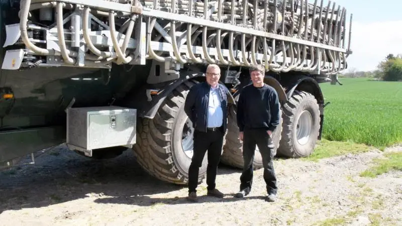 Karsten Kammer, salgschef i Gøma (til venstre), har for nylig solgt en stor gyllevogn til Jørgen Sørensen fra Store Heddinge, der lovpriser Gømas produkter.