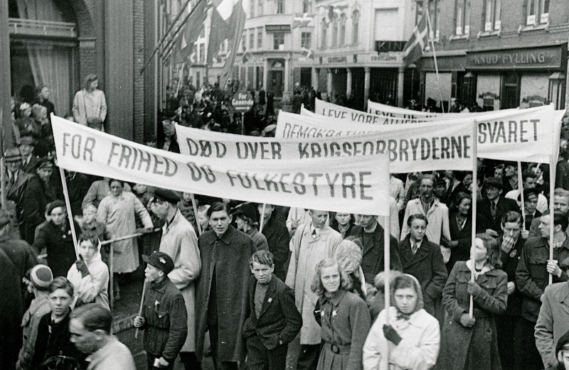 Demonstrationsoptog passerer Vestergade i Odense d. 5. maj 1945 om formiddagen.