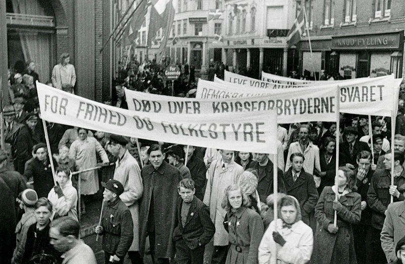 Demonstrationsoptog passerer Vestergade i Odense d. 5. maj 1945 om formiddagen.