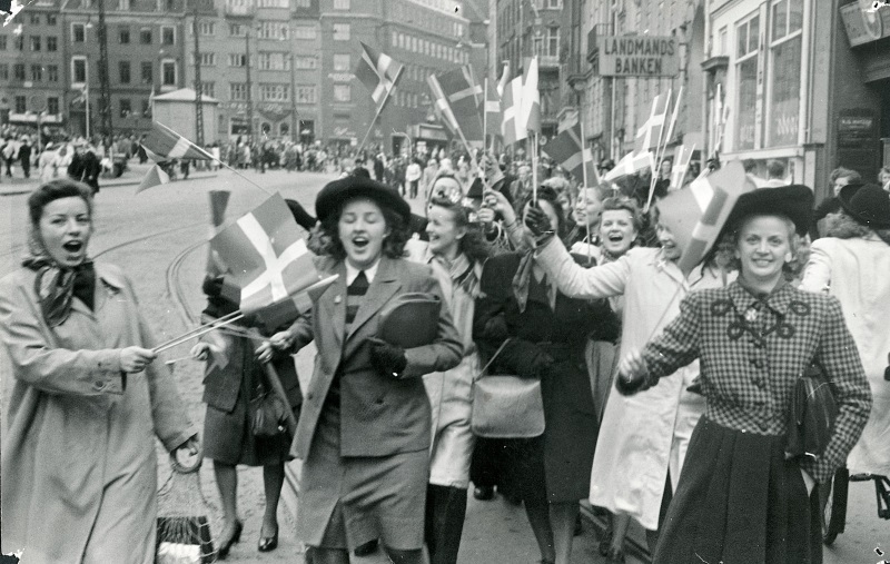 Mennesker på den flagsmykkede Frederiksberggade Strøget i København d. 5. maj 1945.