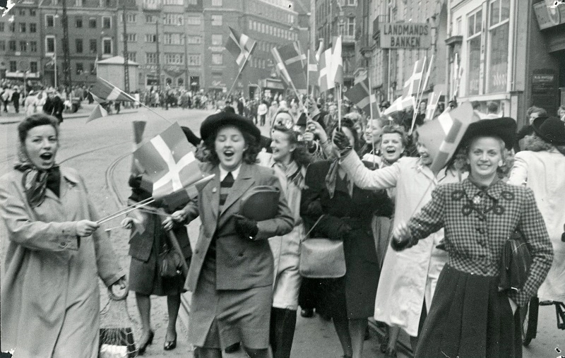 Mennesker på den flagsmykkede Frederiksberggade Strøget i København d. 5. maj 1945.