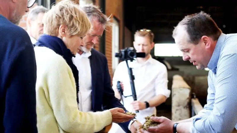 Der blev diskuteret landbrug og politik, da mælkeproducent Christian Lund, (th) bød de to LA-politikere, Anders Samuelsen og Mette Bock inden for på kvægbedriften i Skodborg nær Rødding.