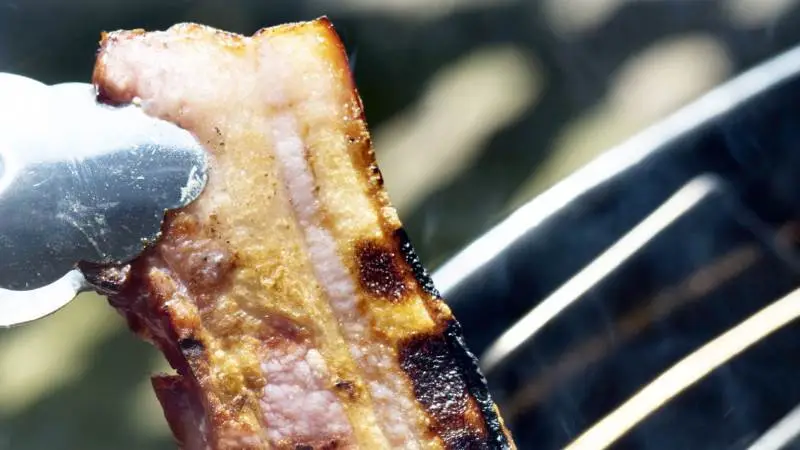 Efterspørgslen efter grillvarer lader vente på sig på grund af det kolde vejr.