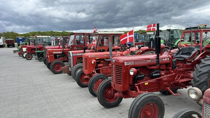 Der var masser af røde traktorer og dannebrogsflag til weekendens veterantraktortræf på Fyn. Fotos: Gert Nielsen