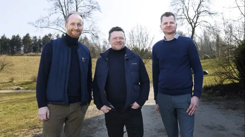 Ole Windfeld Nielsen (tv) og Dennis Rosenberg (i midten) har nu også fået selskab af Morten Kristiansen (th) i EDC Landbrug Poul Erik Bech i Jylland. Derudover består EDC Landbrug Poul Erik Bech af Frank Poll landbrugschef Sjælland og øerne og salgskoordinator Sara Notkin. Foto: Jane R Ohlsen
