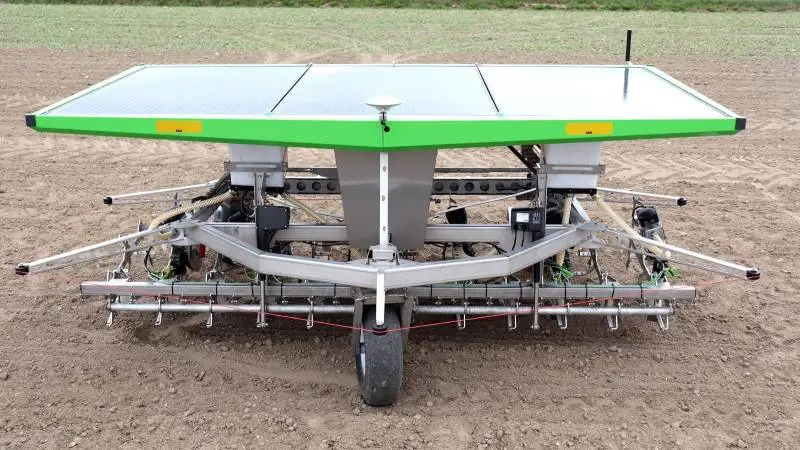Farmdroid-robotten er godkendt til kørsel døgnet rundt uden opsyn på grund af dens fremkørselshastighed på 500-800 meter i timen og de røde føletråde hele vejen rundt om maskinen. Den kører på solceller om dagen og batteri om natten. Den kan således fortsætte konstant på de lange dage i forsommeren.