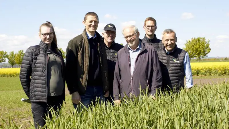 Agri Farm Day finder sted torsdag den 6. juni. Her ses noget af holdet bag; Marina Elisabeth Staun, planteavlsassistent ved Agri Nord, Tommy Pedersen, salgsansvarlig i Nordjylland for Mollerup Mølle, Kurt Christensen, forsøgsleder på Christianshøj, Karl Kudsk, produktansvarlig for Planter ved Mollerup Mølle, Mads Dueholm, planteavlskonsulent ved Agri Nord og Poul Madsen, teamleder for Planteavl ved Agri Nord.