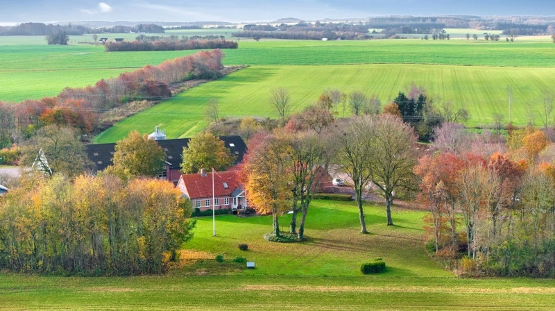 Efter mæglerskifte blev Ahrensdal ved Hammel solgt i løbet af tre måneder. Billeder fra salgsopstillingen: Landbrugsmæglerne
