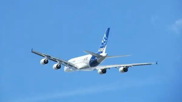 Med den nye SkyClean-teknologi kan vi undgå, at alt kulstoffet fra landbrugets overskudshalm og restfibrene fra biogasanlæggene går tilbage til atmosfæren igen som CO2. I stedet omdannes en del af kulstoffet til flybrændstof, mens resten bindes permanent i form af biokul, som ikke rådner, og som i stedet opbygger kulstofindholdet i landbrugsjorden.