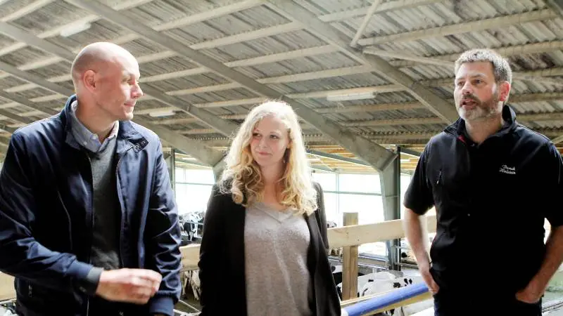 Tom Block (S) (tv) og Anne Valentina Berthelsen (SF) fik i går et indblik i en mælkebedrift anno 2019 af mælkeproducent Johnny Nielsen (th). Fotos: Lasse Ege Pedersen