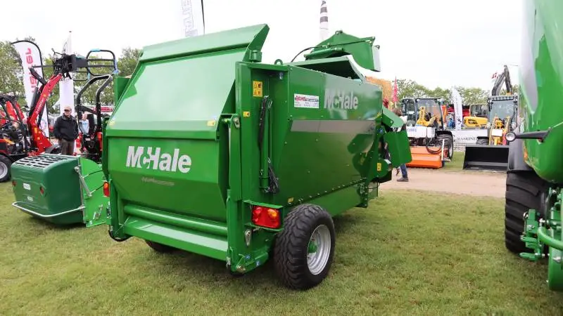 Helms TMT-Centret, der importerer det store McHale maskinprogram, kunne i går vise den nye McHale C 470 ensilage- og halmblæser frem på Roskilde Dyrskue. McHale C 470 er en bugseret maskine, som er designet til at snitte og blæse med ensilage, hø eller halm. Foto: Per Jørgensen
