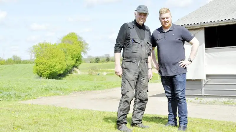 Hans Andersen, mælkeproducent ved Aars, ses her sammen med sin søn Niels Kristian Andersen. Landmanden er kommet i klemme på grund af de ammoniakkrav, der blev vedtaget i husdyrloven i 2011. Foto: Agri Nord