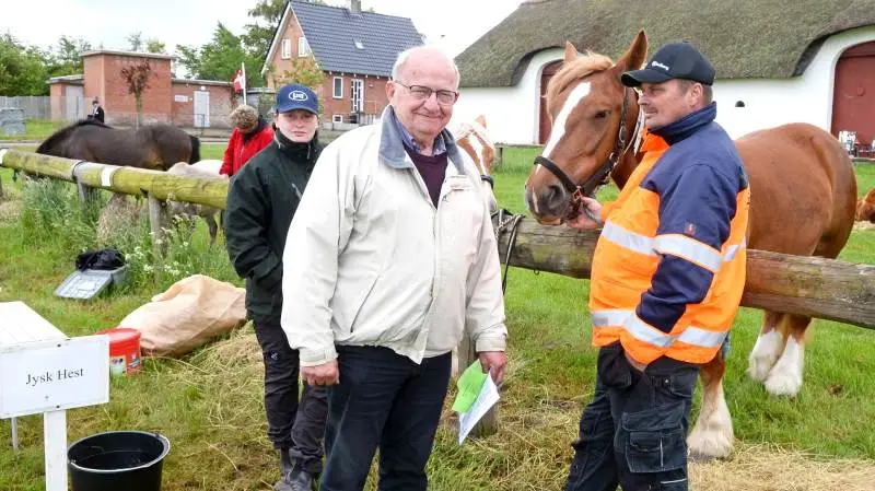 Povl Solmer Frank var igen på plads og fortalte om de gamle husdyrracer. Her er han sammen med Julia og Peter Bjerrum. (Foto: LLN Press)