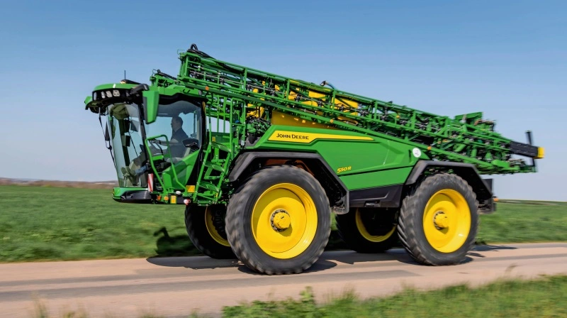 John Deere har lanceret en ny selvkørende 500R-sprøjte med fokus på præcision og komfort. Sprøjten har et opdateret førerhus, der giver bedre udsyn og større komfort for føreren, ligesom sprøjtefunktionen kan tilpasses til forskellige arbejdsopgaver. Foto: John Deere