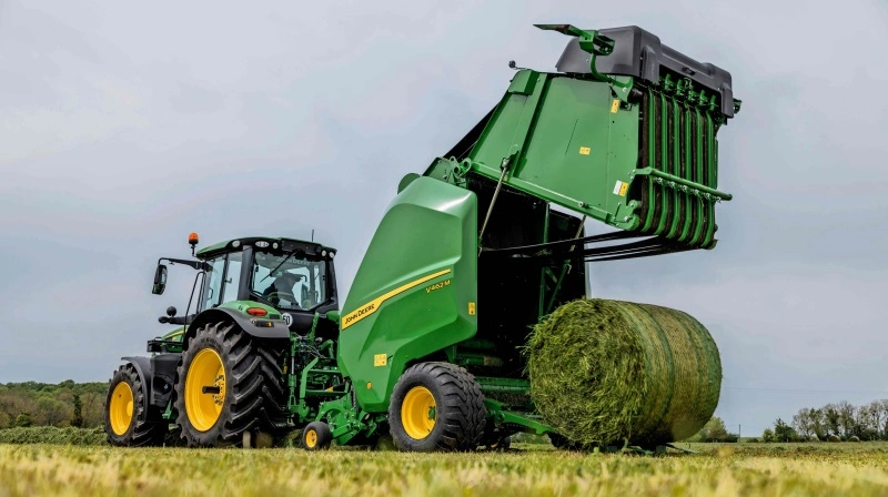 John Deeres nye generation af rundballepressere byder på bedre komfort, automatiseret styring af skåret og nem dokumentation af balledata direkte i Operations Center. Foto: John Deere