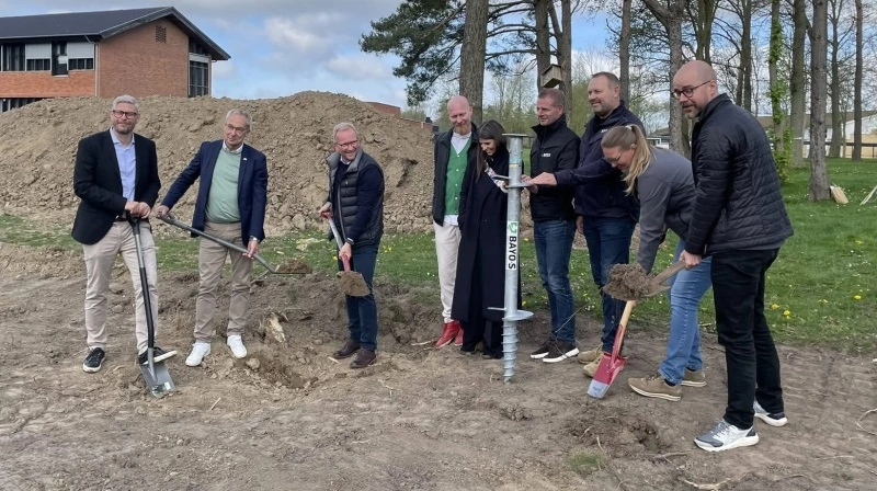 Bag Hampens Hus står en lang række samarbejdspartnere, som alle var samlet for at sætte byggeriet af huset godt i gang. På billedet deltager repræsentanter fra CELF, Guldborgsund Kommune, Arkitektfirmaet nikolova/aarsø, Bayo.S, Agrovi samt Realdania. Foto: Guldborgsund Kommune