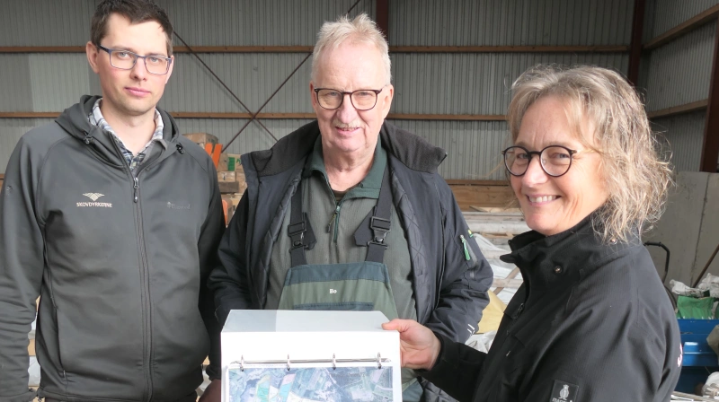 Skovfoged Anders Brøgger (tv) har udarbejdet skovkortet og mappens matrixer for plantearbejdet i den nye skov. Her sammen med Bo og Inger Christensen fra Lille Sønderup Skovservice i Videbæk, der forestår plantningen. Foto: Bøje Østerlund