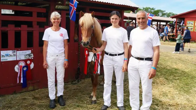 Suzanne, Karoline og Haakon Harslund, Stutteri Hårkildegård, modtagere af LandbrugØsts ærespræmie for den 3-årige hoppe Pila fra Hårkildegård. Foto: Henrik Sieben