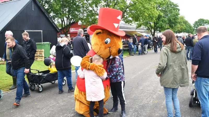 Hos Vesti Olsen har man et stort fokus på at lave sjove ting for børnene på Roskilde Dyrskue. Her er firmaets krammedyr, bævermaskotten. Foto: Henning K. Andersen
